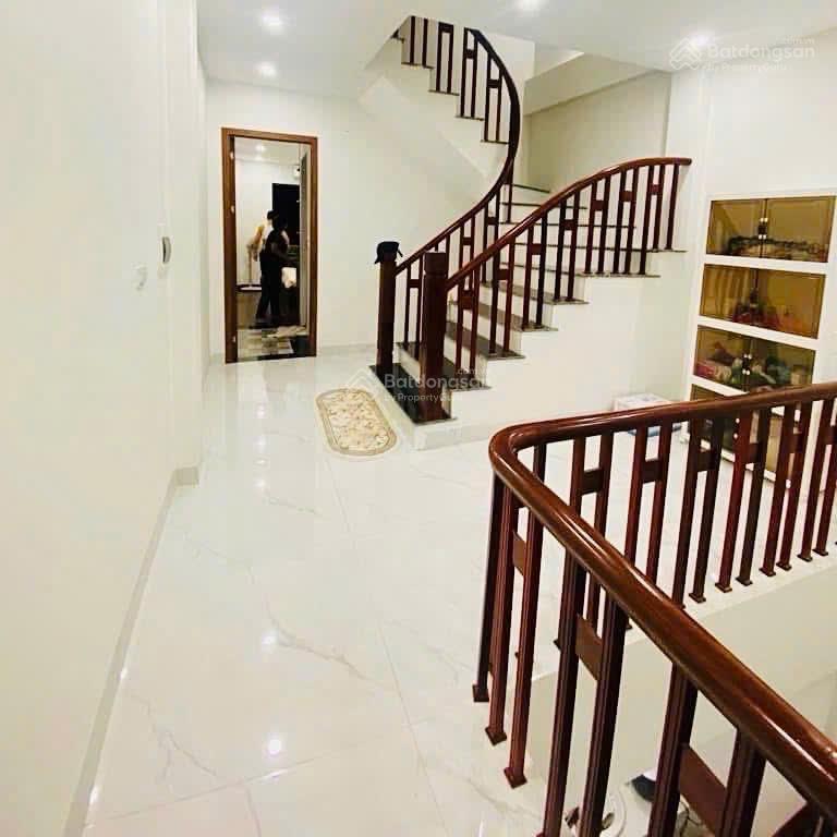 Nhỉnh 11 tỷ  nguyễn văn cừ  44m2 x 5 tầng 5 ngủ  full nội thất  duy nhất 1 căn