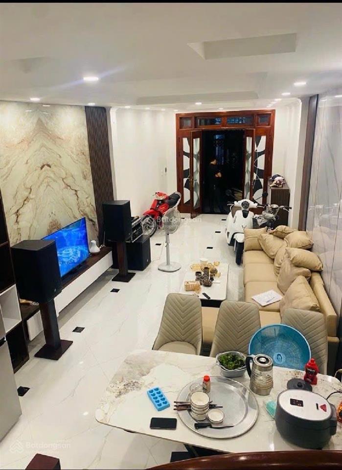 Nhỉnh 11 tỷ  nguyễn văn cừ  44m2 x 5 tầng 5 ngủ  full nội thất  duy nhất 1 căn