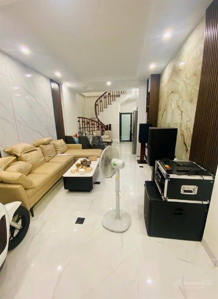 Nhỉnh 11 tỷ  nguyễn văn cừ  44m2 x 5 tầng 5 ngủ  full nội thất  duy nhất 1 căn