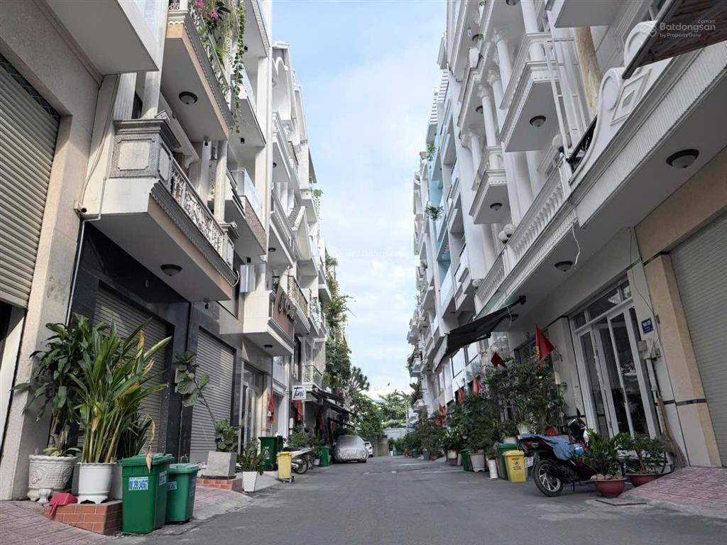 Ô tô vào nhà  hoàng quốc việt  khu phú mỹ hưng  4 tầng  50.4m  10 tỉ