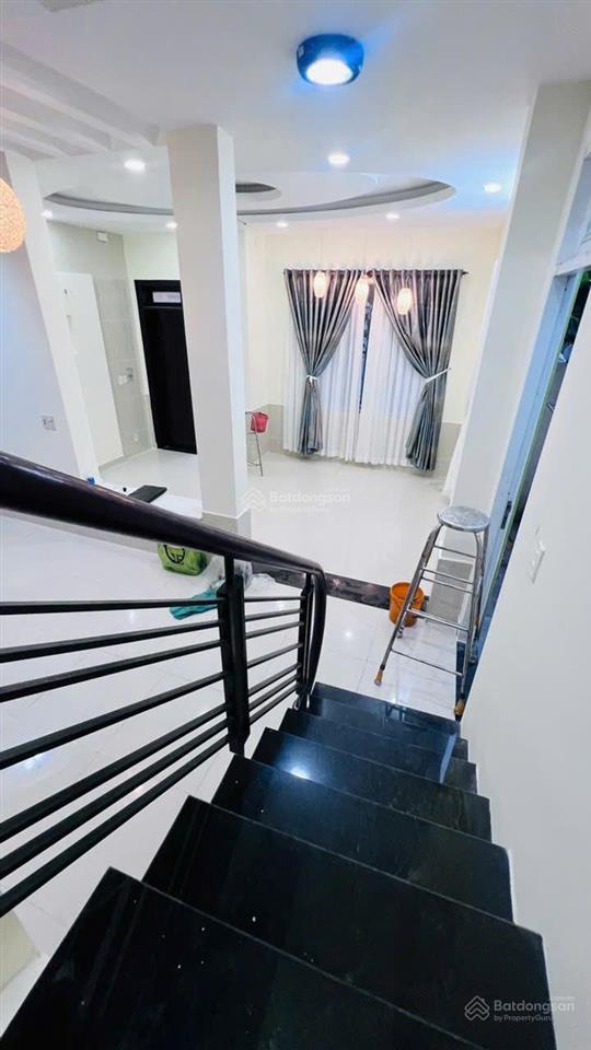 Nhà 3 tầng  kế hoàng trọng mậu  93m2  ngang 8,5m  8 tỉ 8