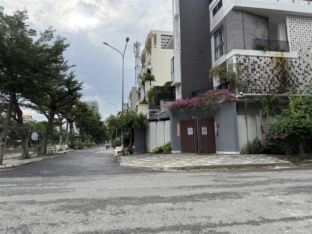 Nhà mặt tiền đường 10m gần phú mỹ hưng  3 tầng  90m2  có phòng trệt  chỉ 10 tỉ