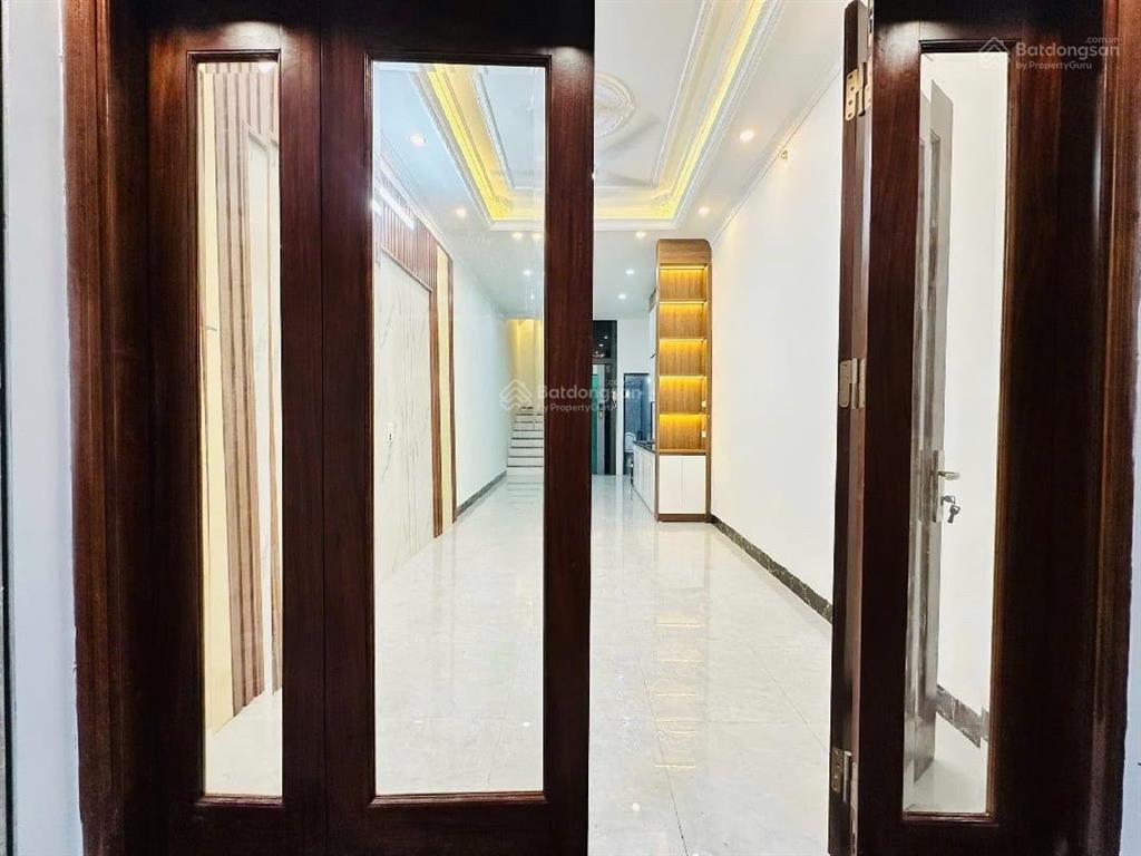 Bán nhà hào nam, đống đa, 40m2x5 tầng, mặt tiền 4m, thang máy, gần phố, tặng full nội thất