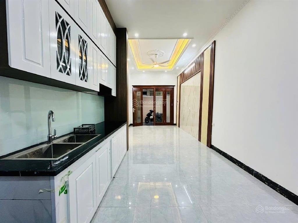 Bán nhà hào nam, đống đa, 40m2x5 tầng, mặt tiền 4m, thang máy, gần phố, tặng full nội thất