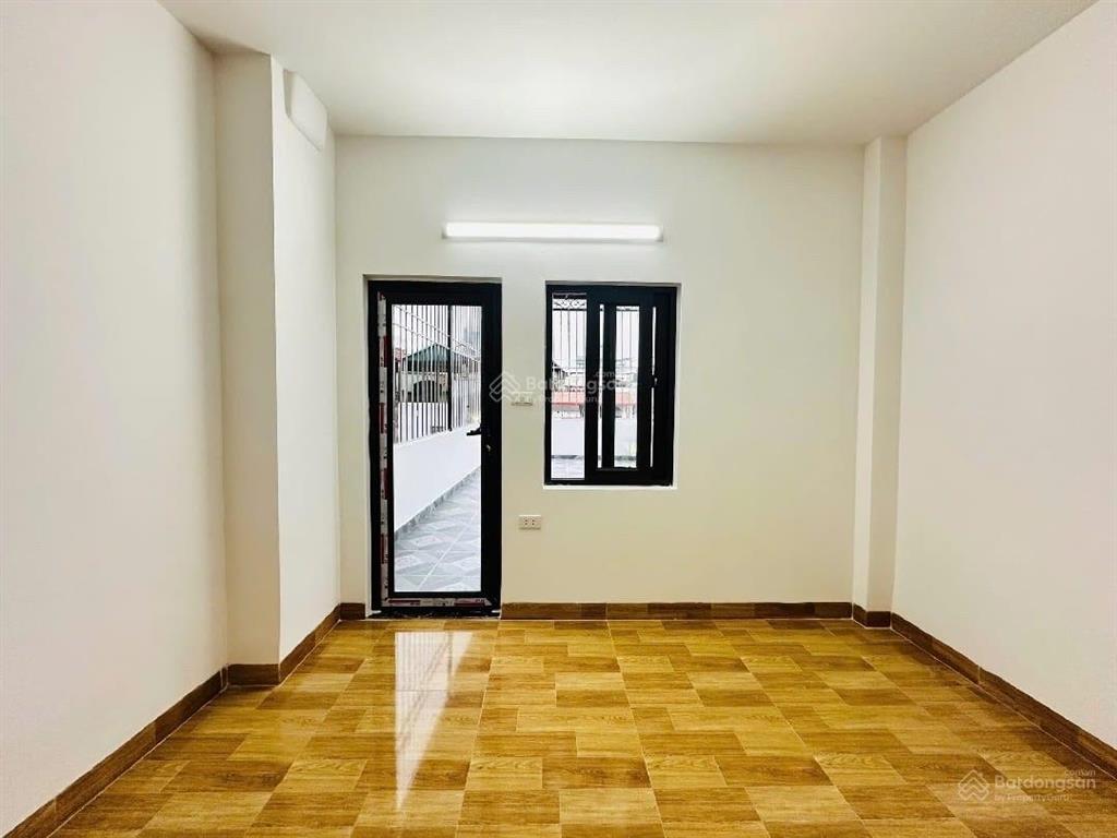 Bán nhà hào nam, đống đa, 40m2x5 tầng, mặt tiền 4m, thang máy, gần phố, tặng full nội thất