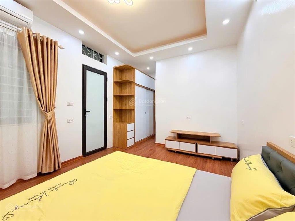 Bán nhà hai bà trưng, 33m2x4 tầng, gần phố, ngõ thông, có sân trước nhà, tặng full nội thất, 7 tỷ