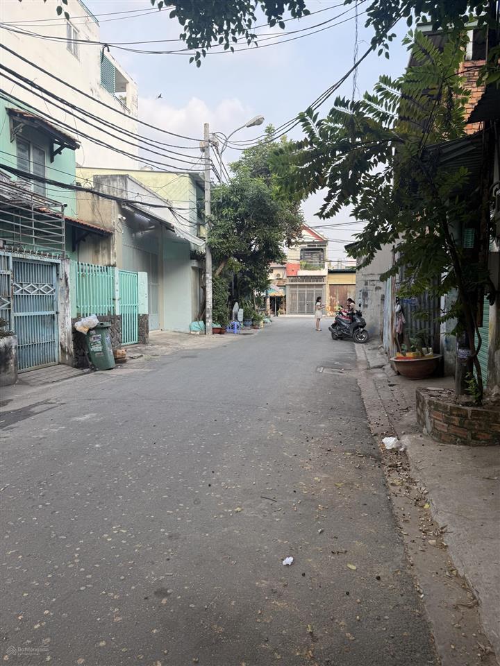 B.án gấp n.hà 2 tầng đường hương lộ 2. dt 65m22pn, 2wc, đúc btcthxh.