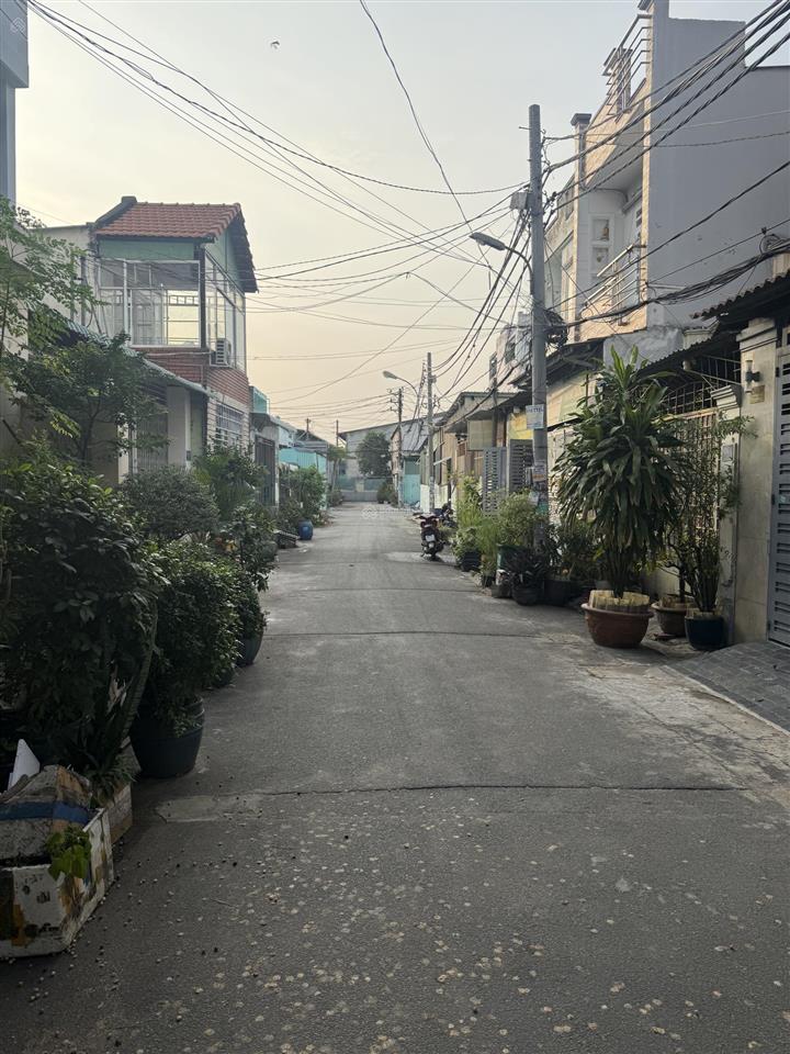 B.án gấp n.hà 2 tầng đường hương lộ 2. dt 65m22pn, 2wc, đúc btcthxh.