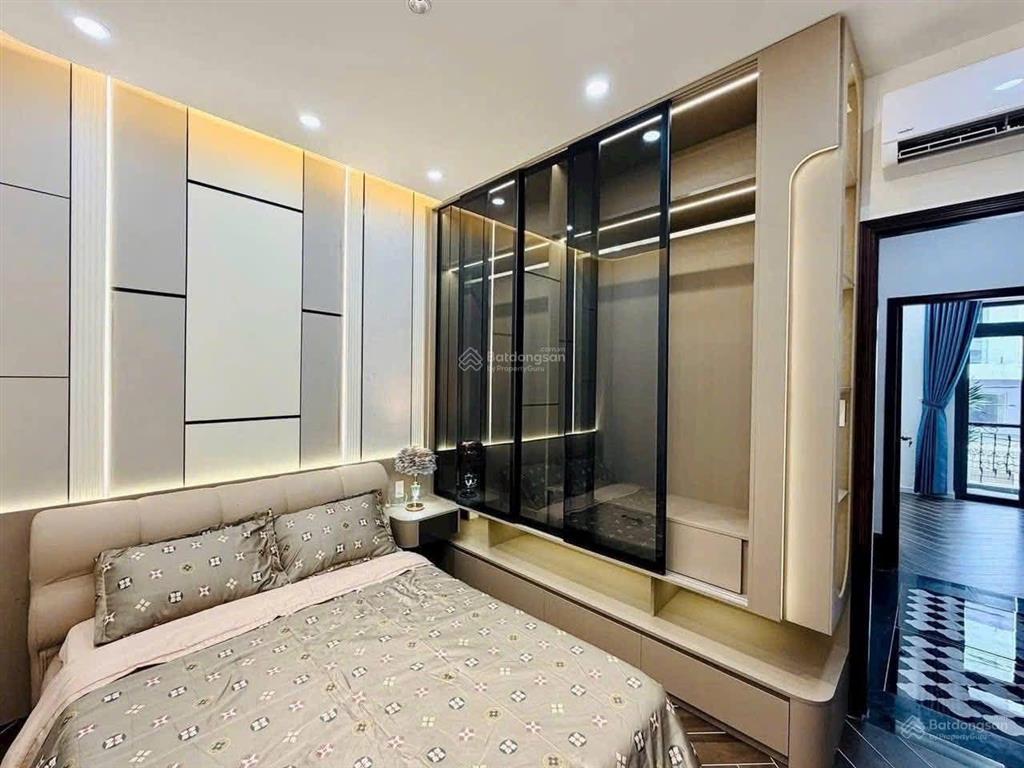 Cần bán gấp căn nhà phố , đầy đủ nội thất