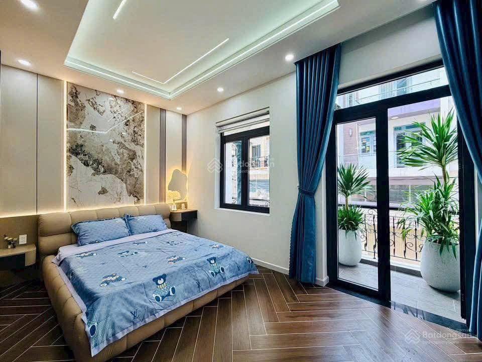 Cần bán gấp căn nhà phố , đầy đủ nội thất