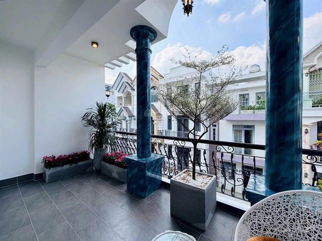 Cần bán gấp căn nhà phố , đầy đủ nội thất