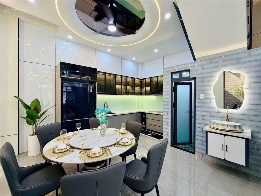 Cần bán gấp căn nhà phố , đầy đủ nội thất