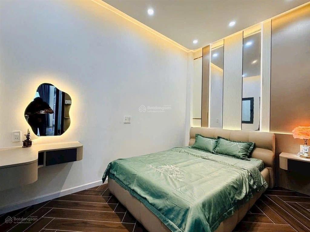 Cần bán gấp căn nhà phố , đầy đủ nội thất