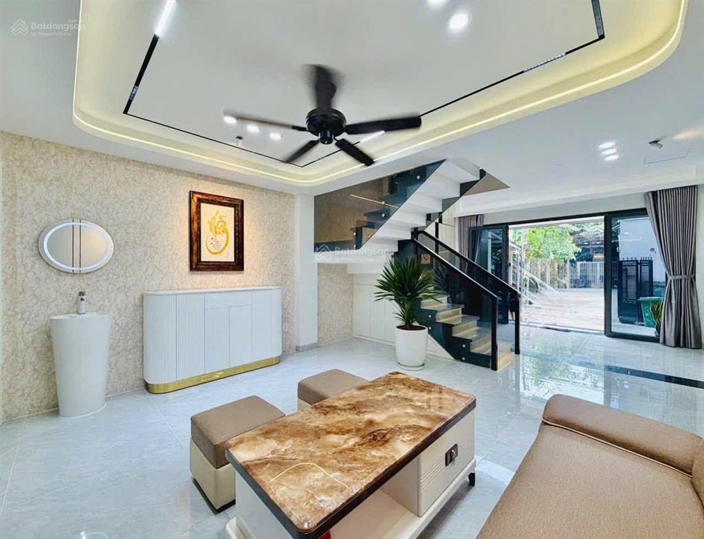 Bán căn nhà xây mới với diện tích 4,8x11 đầy đủ nội thất xe hơi ngủ trong nhà