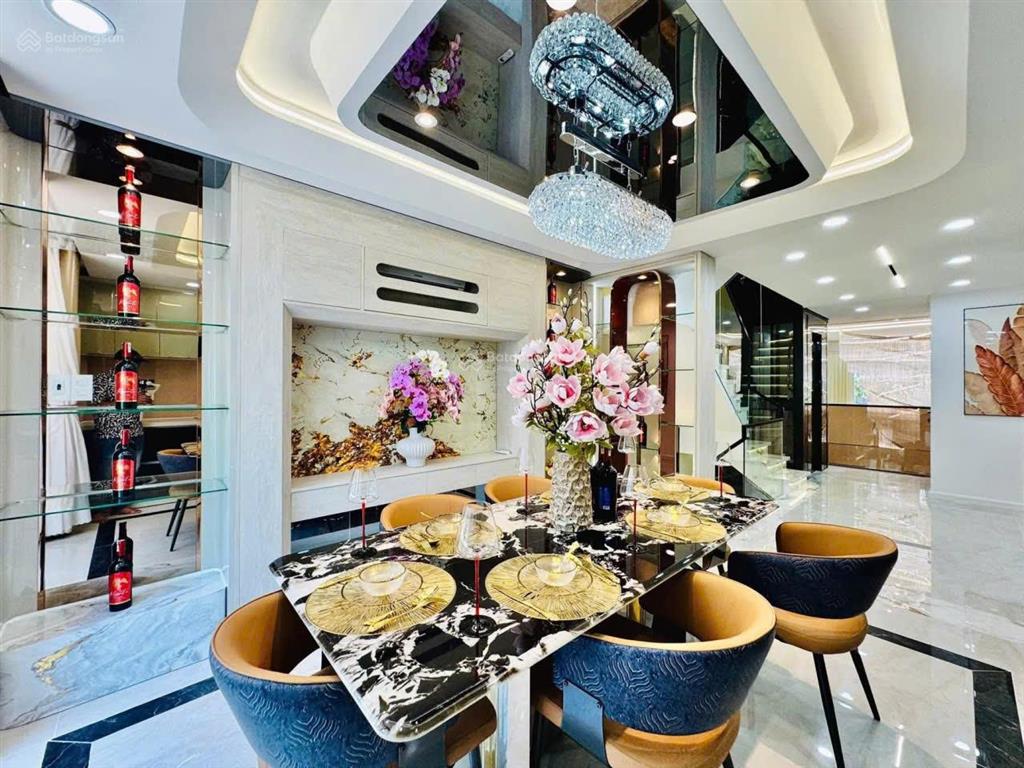 Nhà phố cao cấp thang máy  xe hơi ngủ trong nhà  full nội thất cao cấp