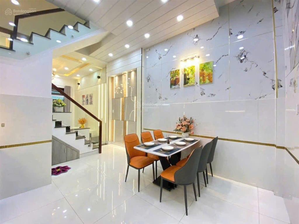 Bán căn nhà xe hơi ngủ trong nhà đầy đủ nội thất