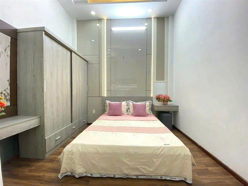 Bán căn nhà xe hơi ngủ trong nhà đầy đủ nội thất