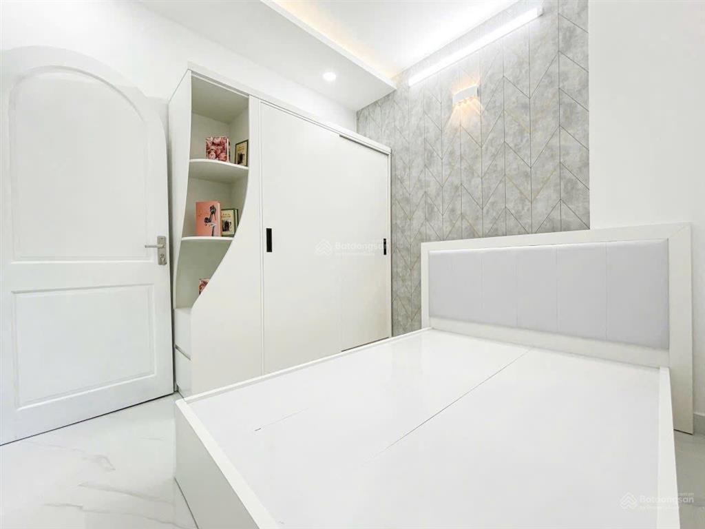 Nhà mới góc hẻm thông 4.5m. ông ích khiêm, p.14, q.11. nay thuộc p. hoà bình. dt 4.15x12m. gồm 3pn