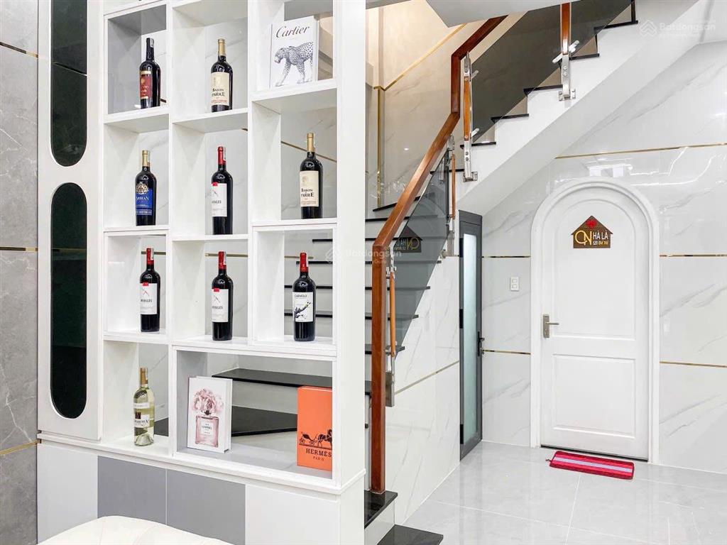 Nhà mới góc hẻm thông 4.5m. ông ích khiêm, p.14, q.11. nay thuộc p. hoà bình. dt 4.15x12m. gồm 3pn