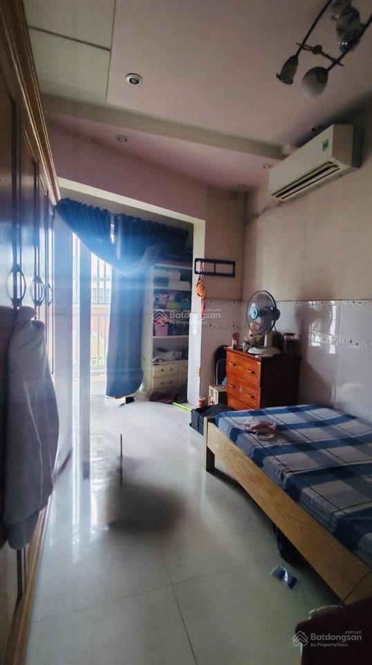 Đối diện đầm sen , hoà bình, p5, q11. dt 7x10m. 4 tầng , hẻm xe hơi.