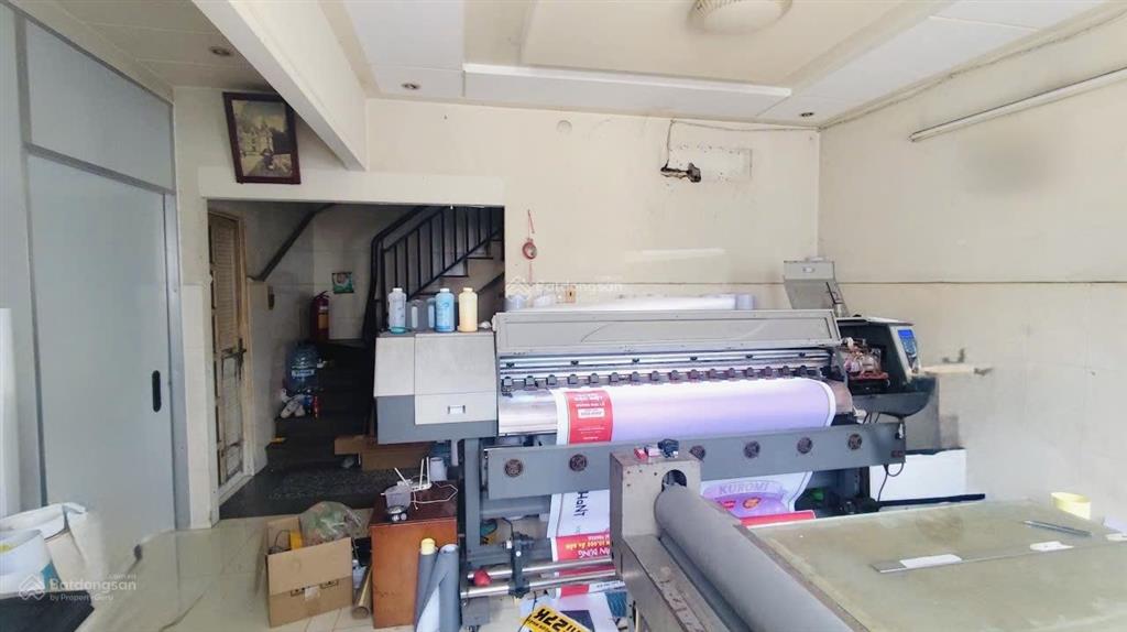 Đối diện đầm sen , hoà bình, p5, q11. dt 7x10m. 4 tầng , hẻm xe hơi.