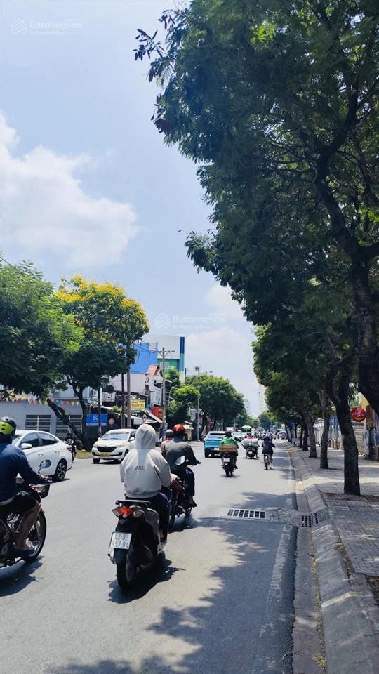 Đối diện đầm sen , hoà bình, p5, q11. dt 7x10m. 4 tầng , hẻm xe hơi.