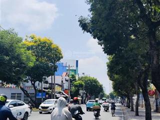 Đối diện đầm sen , hoà bình, p5, q11. dt 7x10m. 4 tầng , hẻm xe hơi.