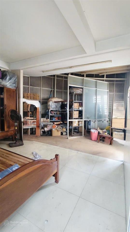 Đối diện đầm sen , hoà bình, p5, q11. dt 7x10m. 4 tầng , hẻm xe hơi.