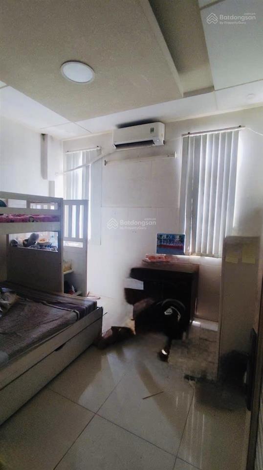 Đối diện đầm sen , hoà bình, p5, q11. dt 7x10m. 4 tầng , hẻm xe hơi.