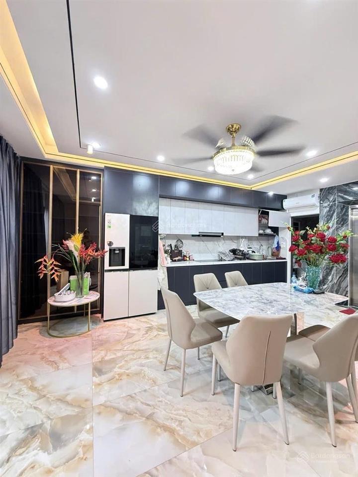 Siêu phẩm nguyễn văn cừ 60m2, nhà mới thang máy full nội thất ngõ rộng giá cực tốt