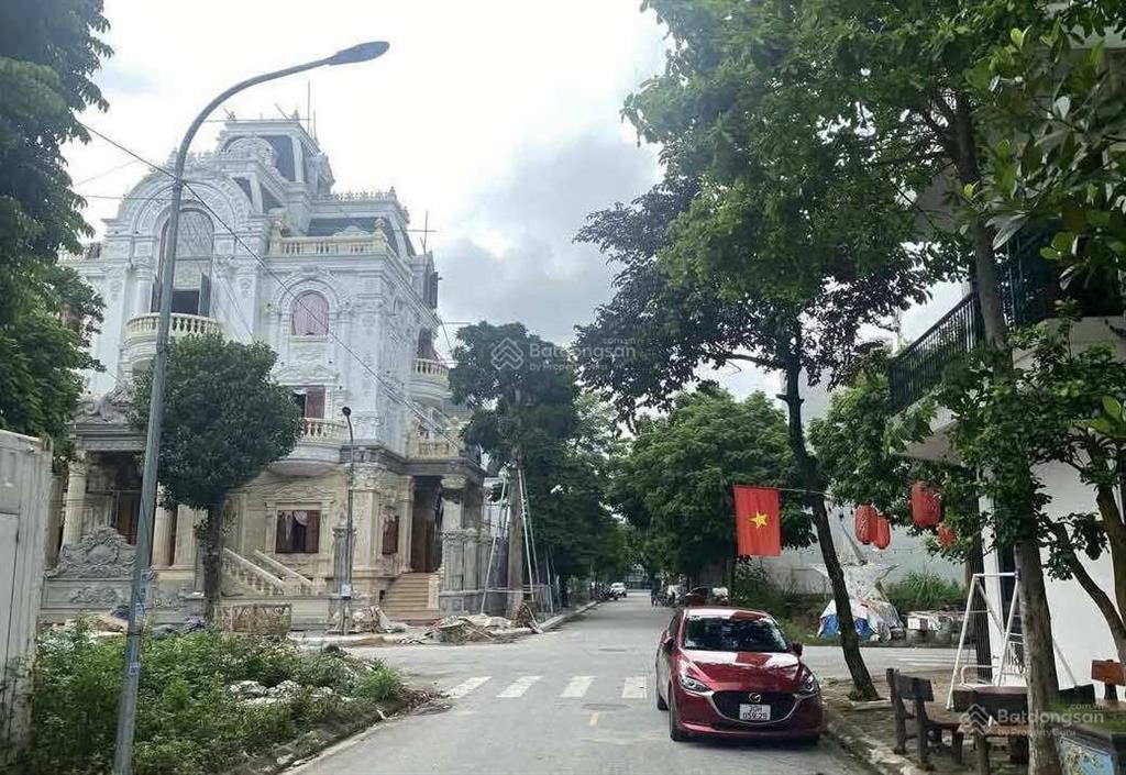 Cần bán lô góc, hai mặt tiền, siêu vip, làn 2 đường bắc nam, cách ga metro 300m khu đấu giá dg02