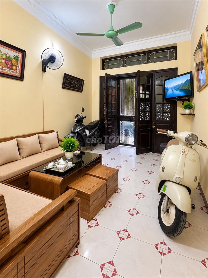 Bán nhà Lạc Long Quân, Tây Hồ 46m2, ngõ thông, gần ô tô, nhỉnh 11 tỷ