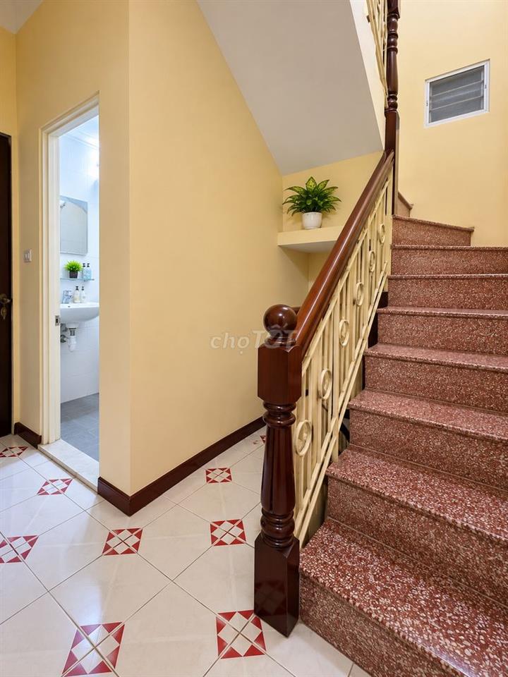 Bán nhà Lạc Long Quân, Tây Hồ 46m2, ngõ thông, gần ô tô, nhỉnh 11 tỷ
