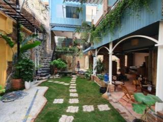 Cho thuê biệt thự đẹp ở quốc hương, 250m2, có 5 phòng.