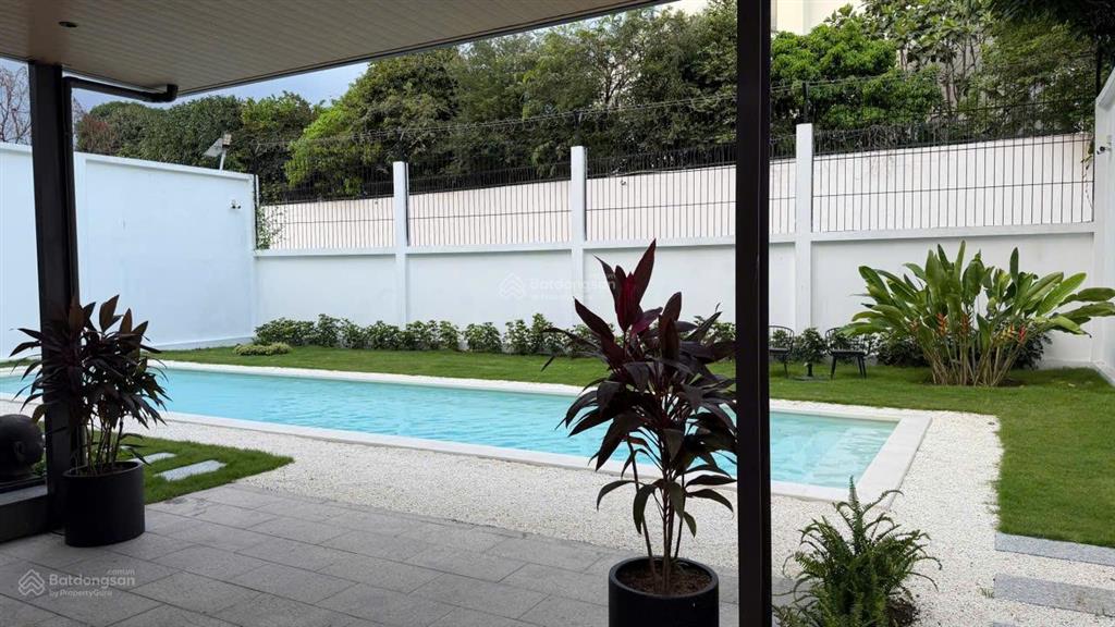 Cho thuê gấp biệt thự 5pn, 420m2 ở thảo điền, có hồ bơi, view bờ sông sài gòn.