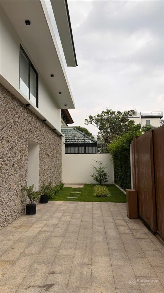 Cho thuê gấp biệt thự 5pn, 420m2 ở thảo điền, có hồ bơi, view bờ sông sài gòn.