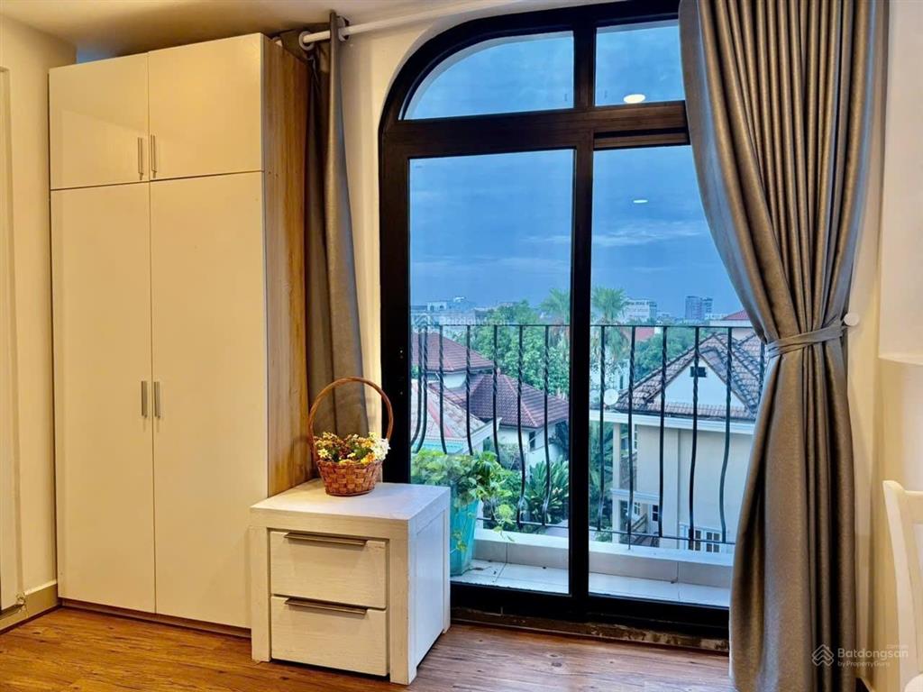 Bán gấp nhà góc 2 mặt phố tại thảo điền, với gần 550m2, đường lớn ô tô đi lại thoải mái.