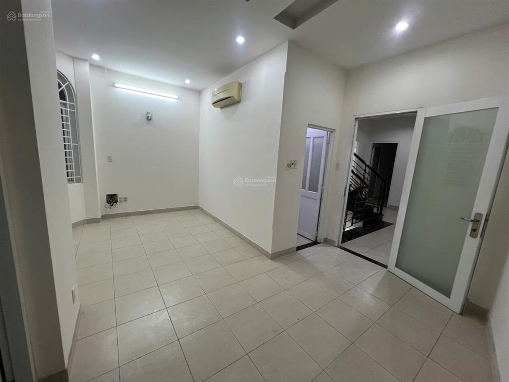 Bán nhà hẻm 2 tránh nhau ô tô tránh nhau trung tâm của quận 3 và quận 10. gần 100m2
