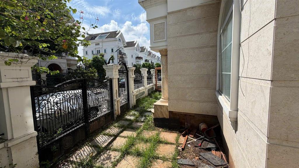 Bán villa 2mt p5, quận gò vấp, khu cityland sau lưng e mart. 15x20m, 300m2, 1 hầm, 4 tầng, 675m2
