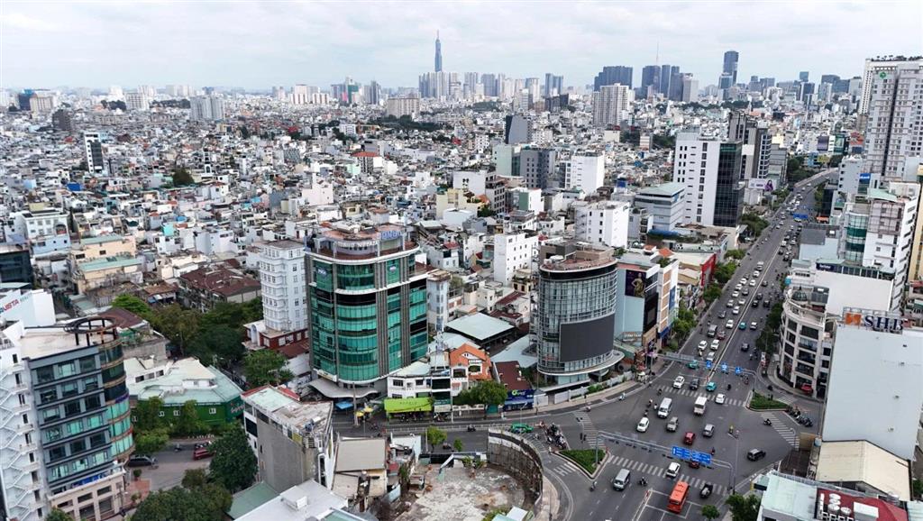 Hiếm nhà sát góc 2mt nguyễn trọng tuyển gần sát nguyễn văn trỗi cách sân bay 3,5km 6 tầng, nở hậu.