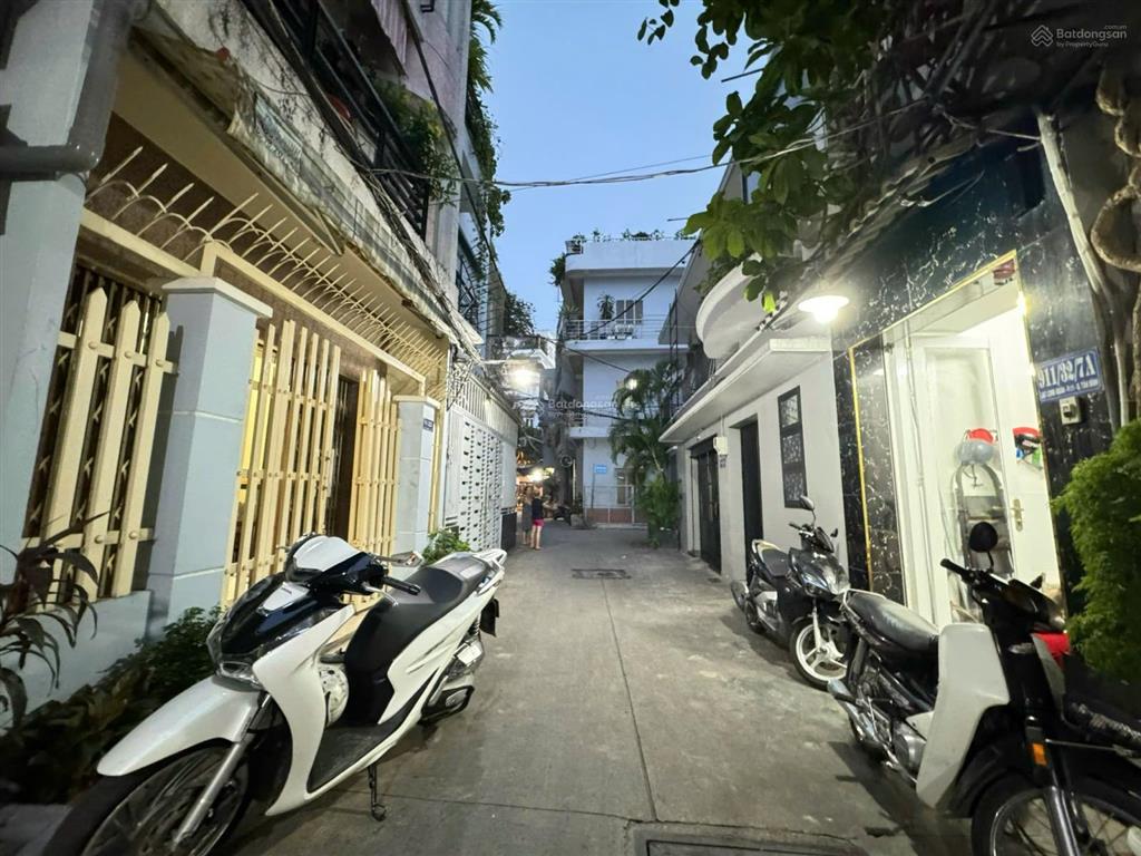 Bán nhà hẻm 911 lạc long quân hẻm xe hơi giá tốt khu vực.