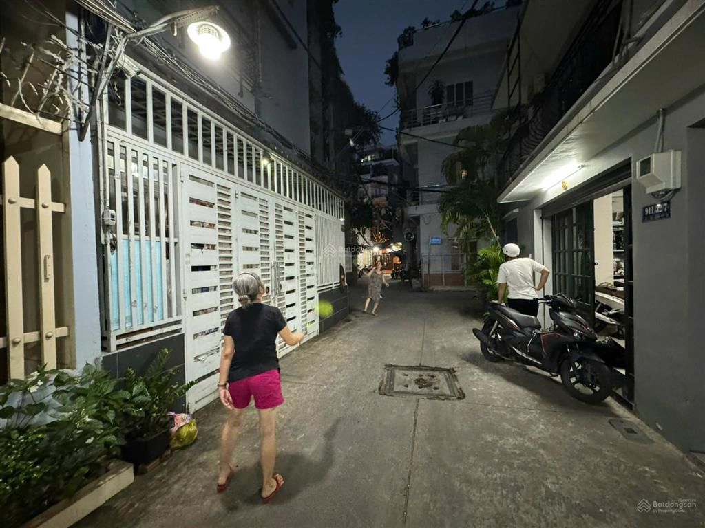 Bán nhà hẻm 911 lạc long quân hẻm xe hơi giá tốt khu vực.