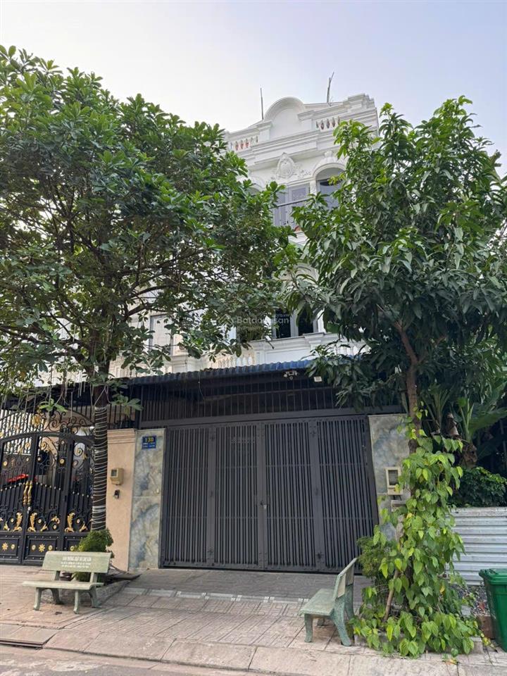 10 tỷ, nhà shr, có thang máy, full nội thất, hướng đông nam, đường 12m, dân cư đông, yên tĩnh