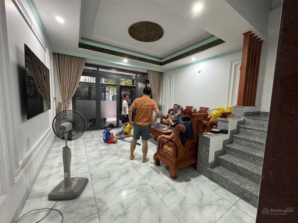 10 tỷ, nhà shr, có thang máy, full nội thất, hướng đông nam, đường 12m, dân cư đông, yên tĩnh