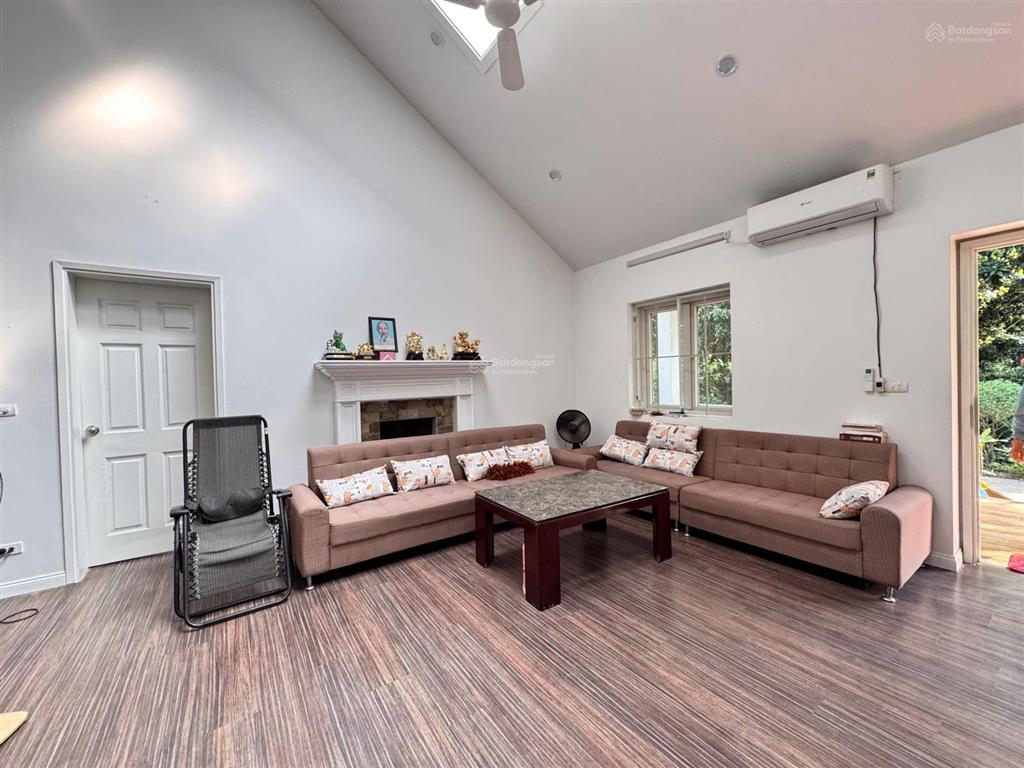 Bán gấp villa đep như châu âu vị trí đẹp bám hồ đồng mô