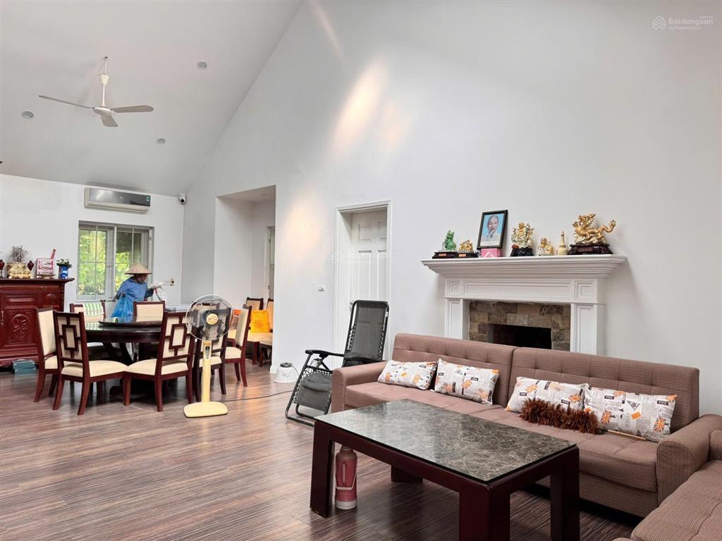 Bán gấp villa đep như châu âu vị trí đẹp bám hồ đồng mô