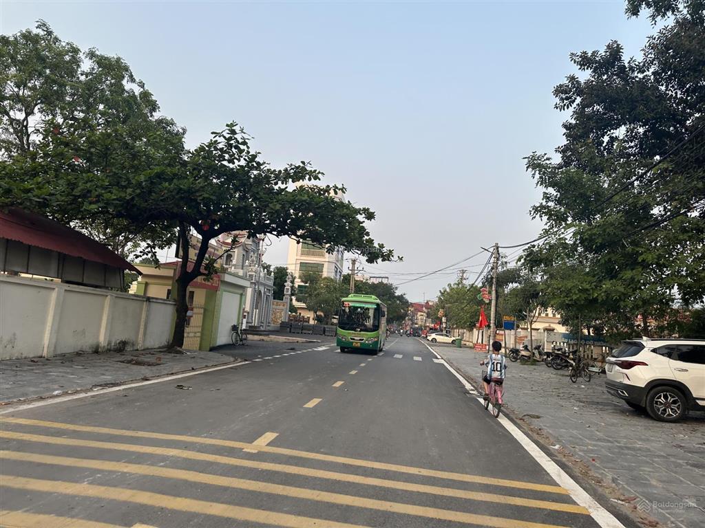 Chân cầu thượng cát, 139m2 mặt tiền 7m, ngõ thông ô tô 7 chỗ, tương lai 2 phút sang phố.