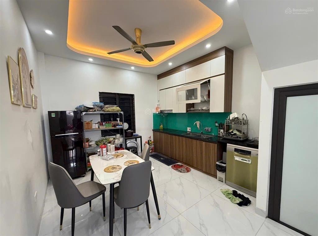 Chính chủ gửi bán nhà 4 tầng 50m2 tại tiền phong  mê linh ô tô đỗ cổng  cách kcn thăng long 3km.