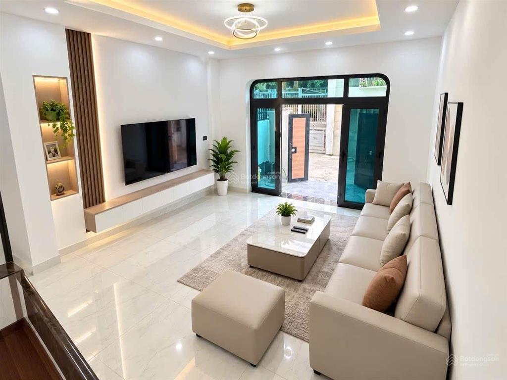 Bán nhà đẹp 3 tầng 50m2 tại thị trấn quang minh  hàng xóm big c  lô góc  ô tô đỗ cửa  về ở ngay