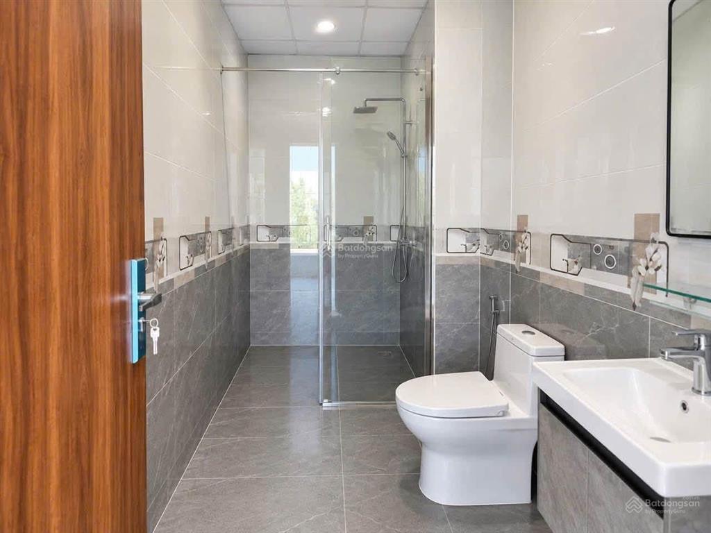 Chính chủ gửi bán nhà 3 tầng 50m2 mới kính koong tại tt. quang minh  mê linh. hàng xóm big c